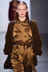 445843741_SallyLaPointeRunwayFebruary2019NewYorkJiTArpS68Upx.thumb.jpg.0a3eac6e888afe607d1165e273ace515.jpg