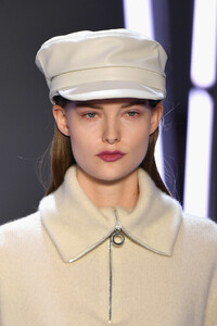 446397251_SallyLaPointeRunwayFebruary2019NewYorkaJj6yQXs48Ox.thumb.jpg.5347fbb204b884ac3f3c9a44e114290f.jpg