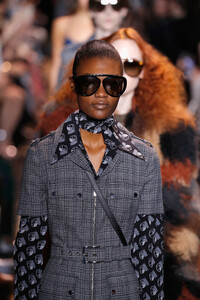 466864974_MichaelKorsCollectionFall2019RunwayShow_KXoitm3c7rx.thumb.jpg.fcbcd53cd808c3b50d80342e7e7fc796.jpg