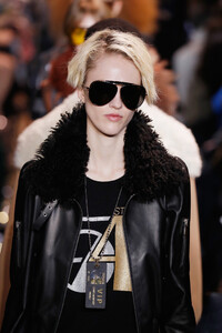 468171932_MichaelKorsCollectionFall2019RunwayShowE1E74i80C72x.thumb.jpg.58ad5fa05fc3dc8382164e31f56d6abd.jpg
