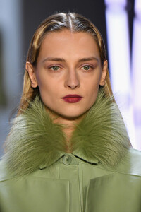 488620740_SallyLaPointeRunwayFebruary2019NewYorkjtrcHeQtEgVx.thumb.jpg.88441ca2ce1d964c3931b32997830cae.jpg