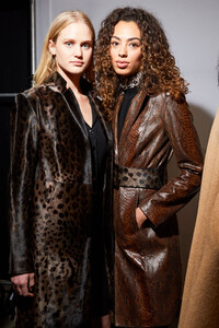 491914802_elie-tahari-bks-m-rf19-7393(1).thumb.jpg.0db8060f50f1e3e5d2c357ab57f7fa09.jpg