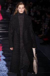 509753952_BOSSWomenswearMenswearRunwayFebruary2019uFpEfhS_G9Qx.thumb.jpg.dd578d4df25aab0834755d21e9da94aa.jpg