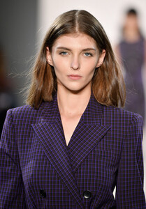 51515100_ElieTahariRunwayFebruary2019NewYork73EYZTUhaaXx.thumb.jpg.c93ffb8a52d4954f1391037fa1c9d0e4.jpg