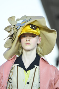 51985859_MiuMiuClub2020RunwayEL7l_ueMEawx.thumb.jpg.6ab929941e1d599b000df2cb71886ee6.jpg