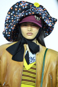 531479267_MiuMiuClub2020RunwayLdGgNR-cLG7x.thumb.jpg.e715abcea6ae996cfea1b138c4a71216.jpg