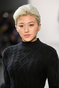 537396016_ElieTahariRunwayFebruary2019NewYorkkpZbUa3FGTex.thumb.jpg.2bfd3e167b77f9f6b79cd771dbf876e5.jpg