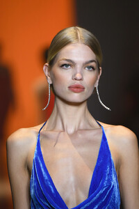 541747673_CushnieRunwayFebruary2019NewYorkFashionTCUYgekYVdBx.thumb.jpg.26c809b9a6996b93a495b2f51c8ed80b.jpg