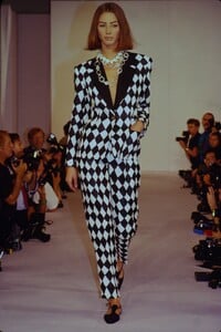 557835018_isaac-mizrahi-ss-1990-christy(1).thumb.jpg.13806f679bdfef6c05f1be8259a6d8ab.jpg