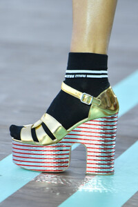 559636117_MiuMiuClub2020RunwayHUVdhZSJwSHx.thumb.jpg.f3ccc896f07c1de49f042b3e17851013.jpg