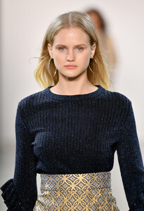 561708392_ElieTahariRunwayFebruary2019NewYorkMz7EfFYpECYx.thumb.jpg.486c9f5ae93778f1197bdc567999a7e1.jpg