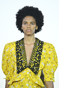562127469_MiuMiuClub2020RunwayHqfI-96djs1x.thumb.jpg.c3ce31de4a3f57f0d19ca383f6e5d445.jpg