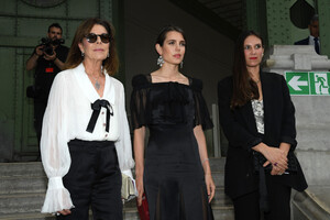 Charlotte+Casiraghi+karl+Ever+Le+Grand+Palais+m9EeWh8NVfNx.jpg