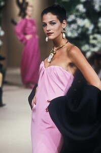 5677683_YvesSaintLaurent1995HauteCouture163.thumb.jpg.25305728d7f4781f9dd67e82fb91635c.jpg