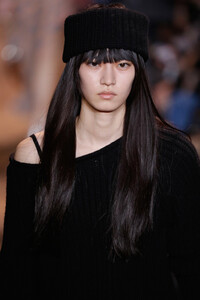 568048960_MichaelKorsCollectionFall2019RunwayShowFrj0VB-Jd9xx.thumb.jpg.10d784958431b3e6baeec00a2bc6aa73.jpg