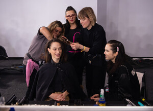 571569118_BOSSWomenswearMenswearBackstageFebruaryta0sta8wE79x(1).thumb.jpg.79fa340e32fb301aaf1dda5213978566.jpg