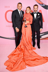Jennifer+Lopez+CFDA+Fashion+Awards+Winners+WqK_ragOkUQx.jpg