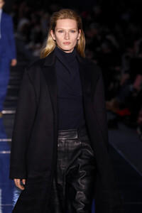 58490736_BOSSWomenswearMenswearRunwayFebruary2019eAb1OpqChuDx.thumb.jpg.49778019b73c7055567be5564c18d6b3.jpg