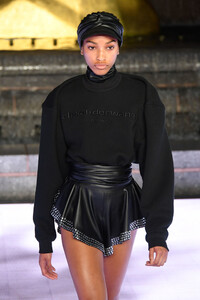 588469715_AlexanderWangCollection1RunwayqcmkuNpL1fox.thumb.jpg.009e6cd06f5d0a59f3526b21ad58bae2.jpg