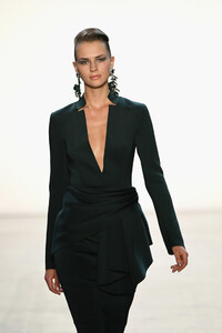 59586908_BadgleyMischkaRunwayFebruary2019NewYorkdq4rfzN8PGnx.thumb.jpg.0850e44311bc881a591fa91e12922f2d.jpg