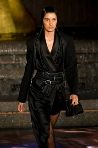 609032218_AlexanderWangCollection1Runways5epRYkkLMax.thumb.jpg.327b87284c98c4e42cab386b603e6cf1.jpg
