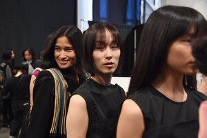 619548168_ClaudiaLiBackstageFebruary2019NewYorkmdx931CLoIwx(1).thumb.jpg.86d9c0771b2bcd13e8920892da5cf5b5.jpg