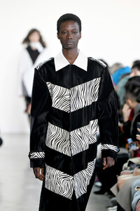623868792_CalvinLuoRunwayFebruary2019NewYorkFashionlCQNXeZsLi8x.thumb.jpg.3a391b5d15a89082ab2f2c76bed55193.jpg