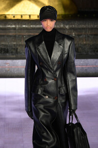 651799076_AlexanderWangCollection1Runwayr3AXCovrguBx.thumb.jpg.8243abe422a0e6d61898e001043d8a90.jpg