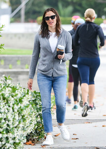 Jennifer+Garner+out+and+about+GomPxhZ_288x.jpg