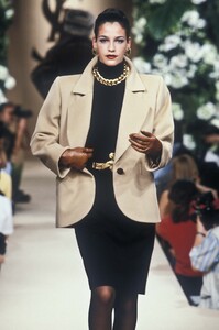 68439553_YvesSaintLaurent1995HauteCouture25.thumb.jpg.5b18f5b399e7fe5dbf99f0a948507546.jpg