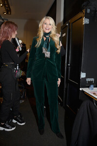 690076935_ElieTahariBackstageFebruary2019NewYork7aNHxnNiwLCx.thumb.jpg.24d697869e434f9fd06506a6b86f8d2d.jpg