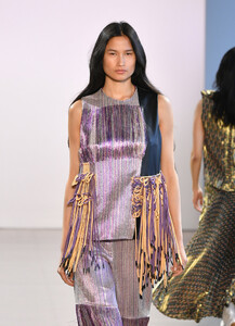 693088120_ClaudiaLiRunwayFebruary2019NewYorkFashion1YhP4GgevEcx.thumb.jpg.ff9072b02191bfa00a79f47653b031a3.jpg