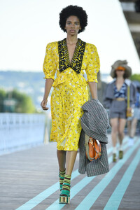 704666562_MiuMiuClub2020RunwayarWLcA0YLOsx.thumb.jpg.1d6c957f77ec8c75ed8a1fa9c9f5a117.jpg