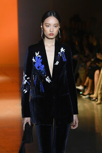 719770997_CushnieRunwayFebruary2019NewYorkFashion_X_8GmwbOtvx.thumb.jpg.c15c7cbe34b7f1f1ddcf7223165fa515.jpg