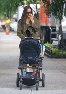 727652758_Irina-Shayk-Out-in-New-York-03.thumb.jpg.05c687607898cd30a1255060ac6b93bf.jpg