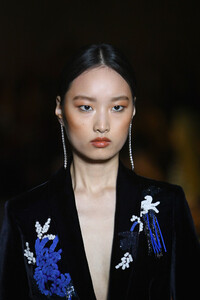 758162765_CushnieRunwayFebruary2019NewYorkFashionKrNUSkZcjrrx.thumb.jpg.cc0066a313435ebbaa9b56a52bfa43ae.jpg
