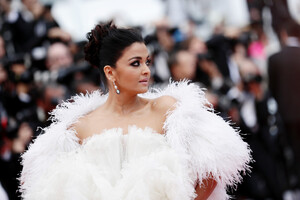 Aishwarya+Rai+Le+Belle+Epoque+Red+Carpet+72nd+T-UB2o6tYQKx.jpg