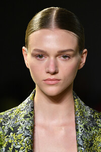 797050778_CongTriRunwayFebruary2019NewYorkFashionILCbDZwywyPx.thumb.jpg.688084ce8e6cb5dd36849a0a7dd8fdfd.jpg