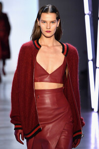 797300550_SallyLaPointeRunwayFebruary2019NewYorkmT2l5d5gM9Dx.thumb.jpg.84dac034e8072d2b742d9c00d7c85fa4.jpg