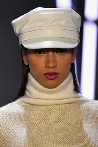 797530620_SallyLaPointeRunwayFebruary2019NewYorkhwdXgp6UKZIx.thumb.jpg.678f286658672fd8395c0d5762438415.jpg