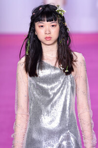 797835124_LanyuRunwayFebruary2019NewYorkFashionUB-CCGLUUJKx.thumb.jpg.3c4962362ed1949e8c06f5c921200e7a.jpg