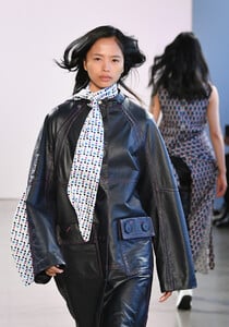 802184400_ClaudiaLiRunwayFebruary2019NewYorkFashionTLA1Clfu0gux.thumb.jpg.6ce722e2e05e6aaf93dd09b4e3c60e35.jpg