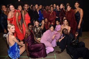 81768575_CushnieBackstageFebruary2019NewYorkFashionleLKJ_yAOyAx.thumb.jpg.f29127eda807b76c9d447b45af7fe9c5.jpg