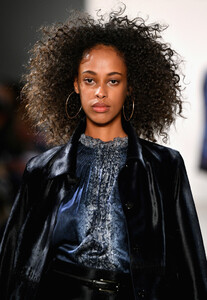 820450548_ElieTahariRunwayFebruary2019NewYorkSiX5mHvjHWdx.thumb.jpg.84be0d1fecd480cc511e875f8a191526.jpg