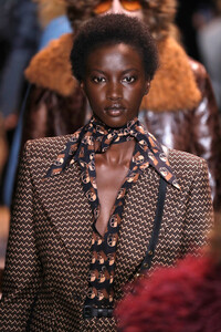 82265763_MichaelKorsCollectionFall2019RunwayShowv9C65xRqjX9x.thumb.jpg.e19ac779b5029363ebbe7769664c5195.jpg