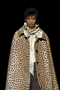 835595700_MarcJacobsFall2019ShowRunwayoZsTFd0tO4zx.thumb.jpg.e0a907bb6371bfbb368ddf987fb718f6.jpg