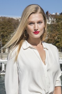 83589433_toni-garrn_30092018p_02.jpg