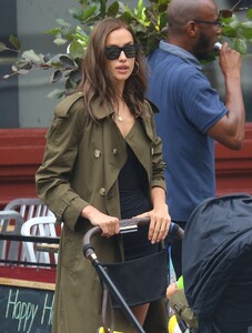 842257547_Irina-Shayk-Out-in-New-York-20.thumb.jpg.3717ba1178a869938dd533e012c65976.jpg