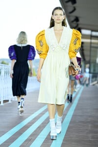 856870280_MiuMiuClub2020Runway4t3_j-XRmLdx.thumb.jpg.a69292c5af3239e5121072b377637120.jpg