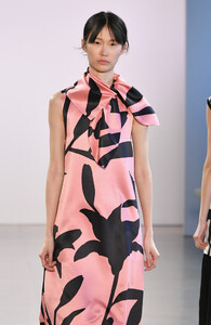 861416111_ClaudiaLiRunwayFebruary2019NewYorkFashionXHqSuryFNCAx.thumb.jpg.b35b49e757519db12144585089506ca1.jpg